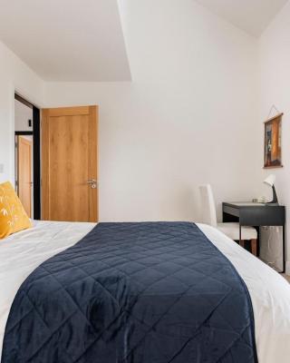 King bedroom en-suit bathroom, easy to city centre