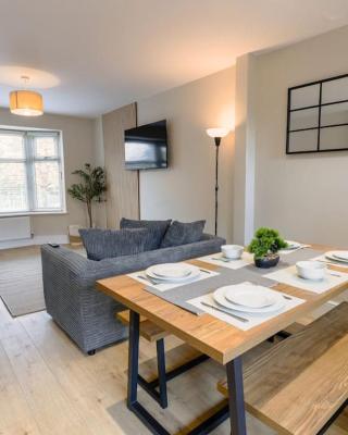 'Station House' Cosy Renovated Family-Friendly Home in Runcorn, Cheshire - Train Station Liverpool Chester Links, Brindley Theatre