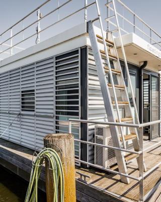 Hausboot Floating House in Ribnitz-Damgarten