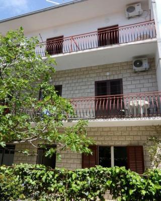 Apartments Nuic 748