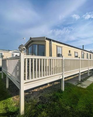 Caravan With Decking Within Walking Distance To Hunstanton Beach Ref 23054S