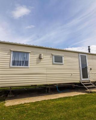 Superb 8 Berth Caravan Near Walton-On-The-Naze In Essex Ref 17175