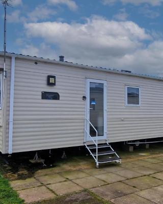 8 Berth Caravan For Hire At Manor Park Near To A Great Beach Ref 23041C