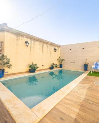 4 Bedroom Holiday Home with Private Pool