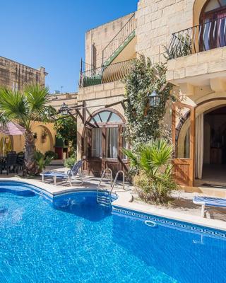 4 Bedroom Farmhouse with Private Pool