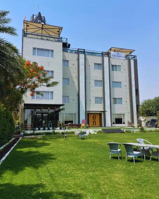 Hotel Three Seasons