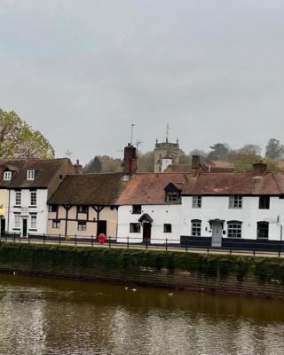 Bewdley River Cottage - Free private gated parking for 2 cars - River front location