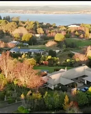 Acacia Bay Lodge- Private Manor with Lake and Garden views
