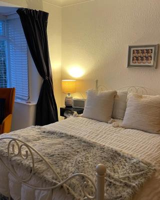 Number 78 Guest house M56 junction 12 located 5 minutes drive from Frodsham Continental breakfast Included
