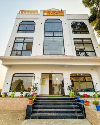 Raghuveer Sadan, Near Ram Mandir -10 Min Walk