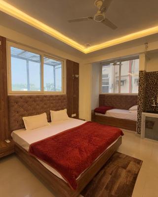 Radha Residency ! Fully Air Conditioned with Parking Facility, near ISCKON temple & Prem Mandir