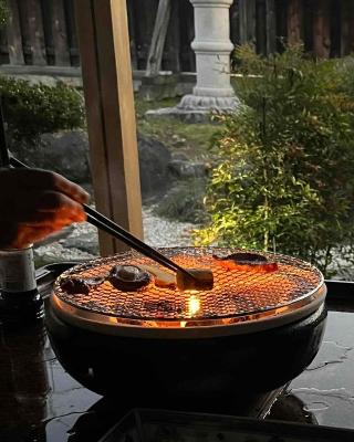 最高ランク飛騨牛の希少部位と地元野菜の炭火焼きを堪能できる宿ゲストハウスつぐや