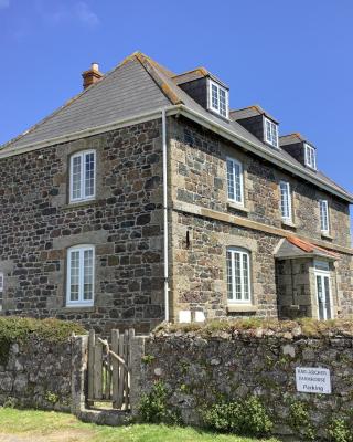 Haelarcher Farmhouse and Helicopter B&B