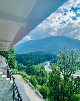 Hotel Hollywood Vibes #riverview #premium rooms #prime location #most awarded #parking #top rated #open terrace #lawn #best selling hotel in manali