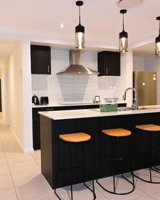 New Spacious 4 Bedroom Retreat fully air conditioned in Loganholme
