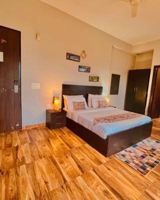 Pearl Grand Boutique Cottage in Omaxe Anandam Vrindavan - #premium AC rooms with balcony #big parking #lift #garden #peaceful area #near prem mandir #property of the year #most awarded