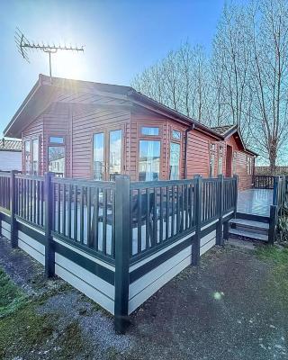 Modern 4 Berth Lodge With Decking At Manor Park In Hunstanton Ref 23024W