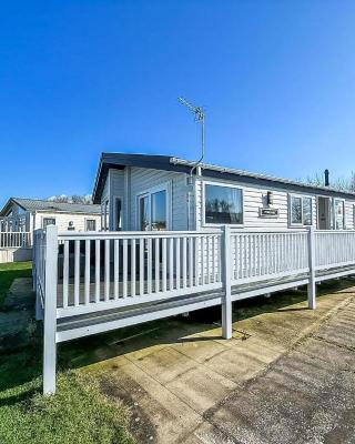 Beautiful Lodge With Decking In Hunstanton At Manor Park Ref 23195K