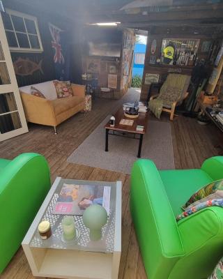 Raglan West Retro Beach Vibe Accommodation