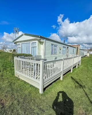 Superb Caravan With Decking And Free Wifi At Naze Marine Park Ref 17236C