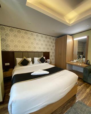 Hotel Premium Oliver - Near Prem Mandir- Fully AC with Inhouse Parking