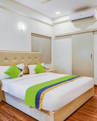 Hotel Whitehouse - Top Rated Fully AC - Near Prem Mandir- In house parking -