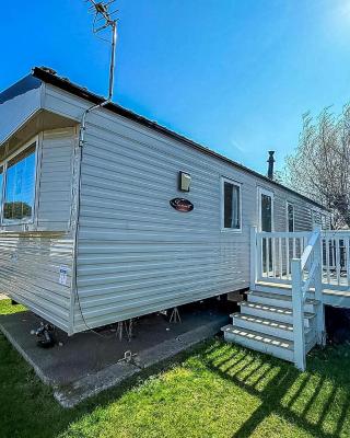 Great 6 Berth Caravan With Decking At Manor Park In Hunstanton Ref 23017B