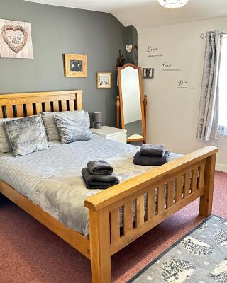 Llanidloes Townhouse-pet-friendly-sleeps 6-Mid Wales