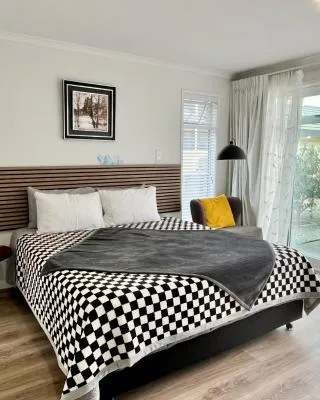 Lakeside cozy studio