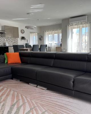 Cozy, Spacious 3 Bedroom Maisonette, 6 to 9 ppl, 1 min walk from Seafront