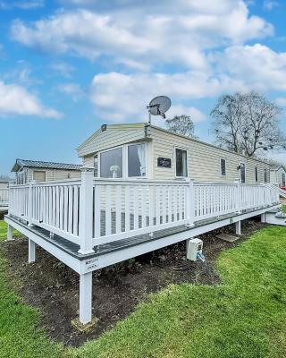 Lovely Caravan With Decking And Free Wifi In Lowestoft Ref 12106B