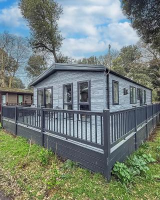 Stunning Lodge With Large Decking At Azure Seas In Suffolk Ref 32109Og