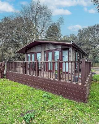 Pet Friendly, Luxury Lodge With Decking In Suffolk Near The Beach Ref 32108A