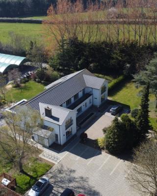 Hidden Acres- Deluxe Double & Single Room