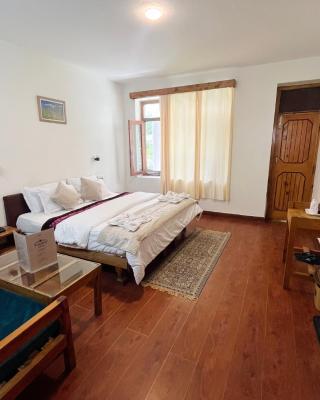 Tourist Hotel 10 minutes walking distance from the mall