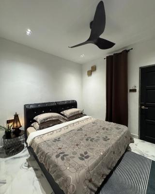 Stylish Balinimo Guest room - King Bed, Free Netflix, Prime & Wi-Fi Near Bukit Mertajam