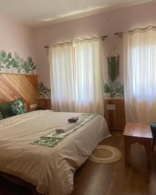 Flugafen B&B- A Peaceful home in Apple Orchards