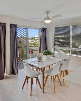 MAINSAIL8- MOOLOOLABA BEACH