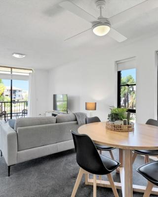HACIENDA- CANAL VIEWS AND COMFORT