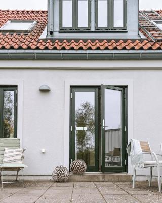 Boende med pool och tennisbana i familjevänligt område