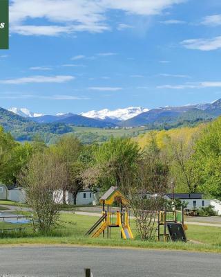 Camping Parc d'Audinac les Bains 3 étoiles - Piscine chauffée - Vue montagne