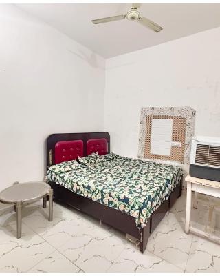 HOTEL SHREE MATE Near Shri Hanuman Garhi Mandir - Junction Railway Station - Fully Air Conditioned Room- A Top Rated Hotel