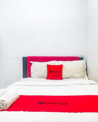RedDoorz near Batik Tulis Celaket 2