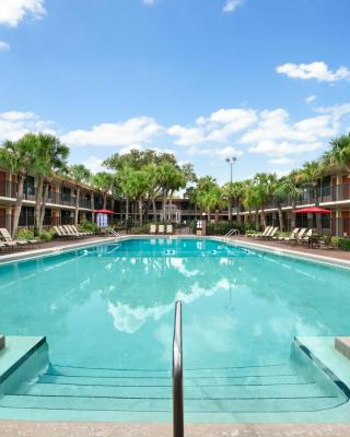 Ramada by Wyndham Kissimmee Gateway - Free Theme Park Shuttle