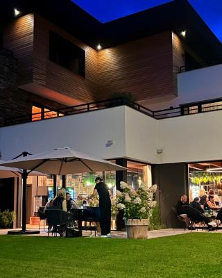 Pinot Noir Apartments & Wine Bar
