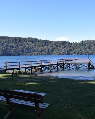 Cabaña con costa de lago