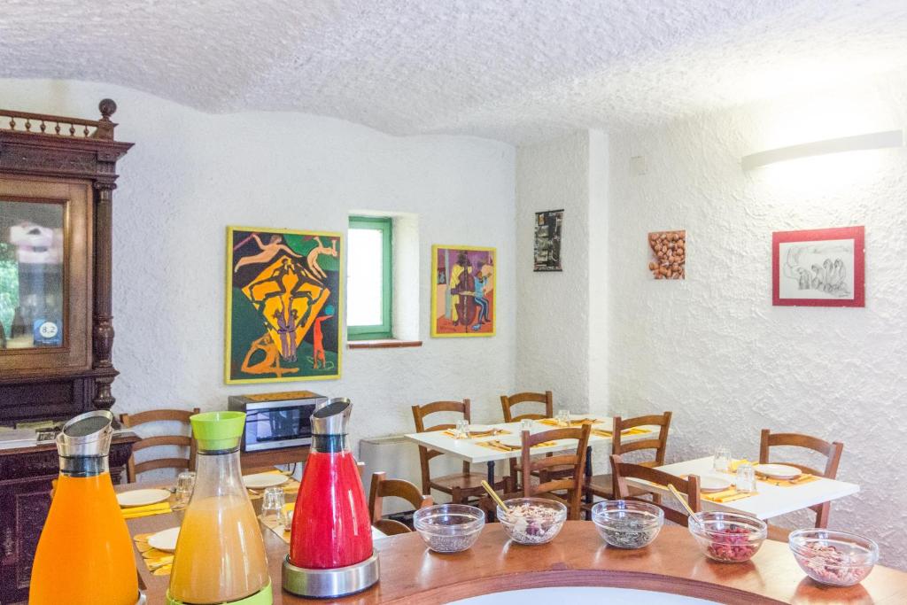 罗韦雷托卡萨德诺斯酒店的用餐室配有桌椅和五颜六色的瓶子