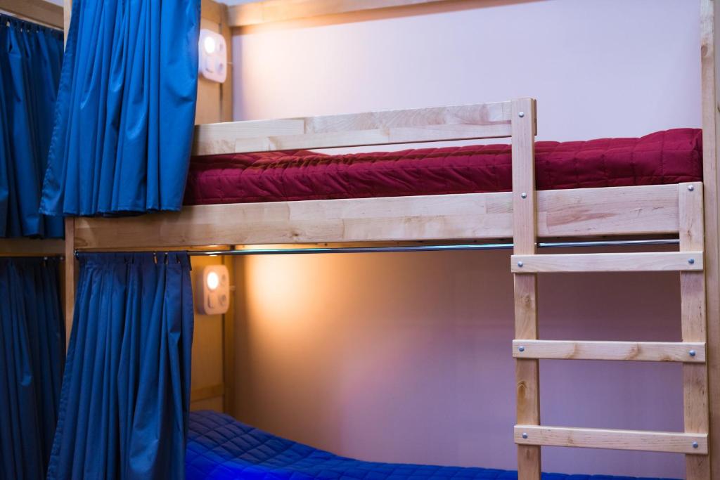 Dream Hostel Zaporizhia客房内的一张或多张双层床