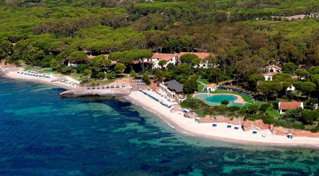 圣玛格利特迪普拉桑树酒店的享有海滩空中美景和度假胜地
