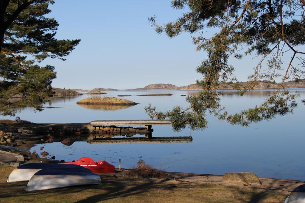 斯特伦斯塔德Hällestrand nr 6 Seaview的湖上码头,水中有船